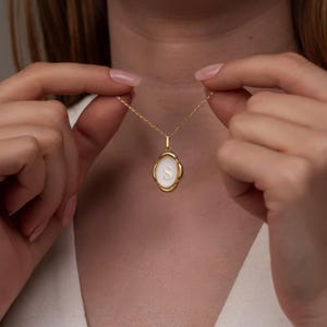 Collar con inicial personalizado de oro de 14 quilates para esposa, joyería minimalista vintage para ella, collar con letra personalizada para un regalo delicado.