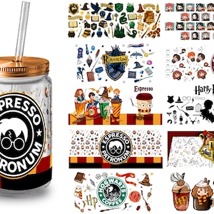 Puede incluir: Un tarro de vidrio transparente con tapa dorada y pajita transparente. El tarro presenta un logotipo Espresso Patronum negro y rojo y un patrón repetido de personajes de Harry Potter. El tarro está diseñado para bebidas frías.