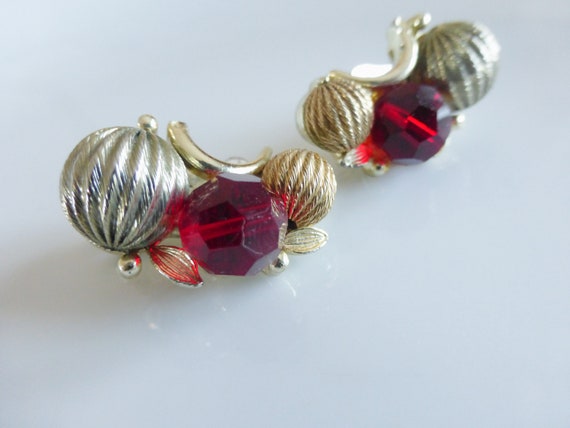 Vintage Lisner Ruby Red & Gold Tone Bead Earrings - image 2