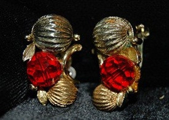 Vintage Lisner Ruby Red & Gold Tone Bead Earrings - image 4