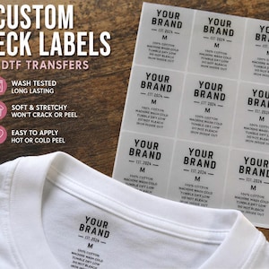 Pode incluir: Uma folha de etiquetas personalizadas para o pescoço com texto preto em fundo transparente, incluindo YOUR BRAND, EST. 2024, M e instruções de cuidado. Uma etiqueta está aplicada no interior de uma gola de t-shirt branca com o mesmo texto.