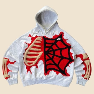 Herwerkte Nike hoodie, Puff Bones Spiderweb-ontwerp, maat M/L