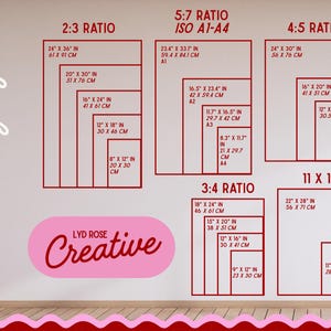 Peut inclure: Un guide des tailles d'art mural avec diff&eacute;rents contours rectangulaires indiquant les dimensions en pouces et en centim&egrave;tres. Le guide comprend des ratios tels que 2:3, 5:7, 4:5, 3:4 et 11 x 14, avec le texte "LYD ROSE Creative" dans un ovale rose.