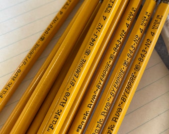 Może przedstawiać: Zbliżenie na sześć żółtych ołówków z czarnym nadrukiem. Ołówki są oznaczone "Park Ave"-BY EMPIRE-843-No. 4 i "ANCHORD LEAD".