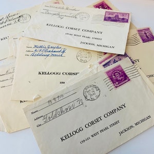 2 sobres comerciales antiguos de Kellogg Corset Company de los años 1940, con devolución por correo, sellos, efímeras, collage, diario basura, tarjetas, moda victoriana