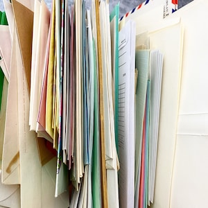 100 gemischte Vintage Umschläge Alle Größen Farben Stile Buchstaben Karten Taschen Junk-Empfehlung Geschenk Ephemera Journal Pen Pal Mail Brief