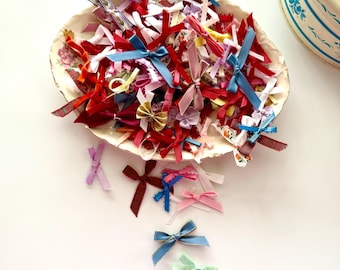 Decoración rococó vintage con 12 pequeños lazos de cinta de satén hechos a mano para fiestas, adornos para diarios basura.