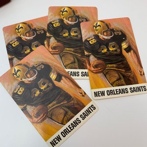 Juego de 4 naipes individuales de fútbol americano de la NFL de los New Orleans Saints (NOLA), ideal para álbumes de recortes, regalos efímeros para fanáticos, intercambio de mercancía y juegos de etiquetas.