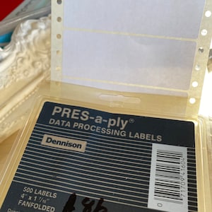 Etichette adesive per stampante a matrice di punti Dennison Press and Seal vintage, contenitori, scatole, raccoglitori, autoadesivi, bianchi, organizzazione e pianificazione.