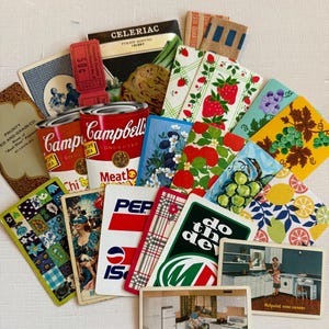 Surtido de fregaderos de cocina vintage, comida, refresco de fresa, naipes de frutas con efímeras, paquete de semillas, diarios basura, libros de recetas, regalo para cocineros.