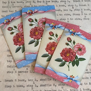 Przepiękny zestaw 4 pojedynczych zabytkowych różowych i niebieskich kwiatowych kart do gry Junk Journal Garden Roses Tags Flowers Ephemera Scrapbook