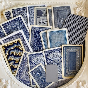Hermoso diseño azul vintage de naipes de intercambio, juego de póker Bicycle para diarios basura, etiquetas, artista, intercambio, collage, álbum de recortes, arte enmarcado.