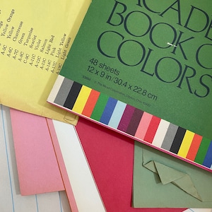 Surtido vintage de 12 hojas de papel de construcción para manualidades de escuela primaria para niños, collage, diario basura, páginas de libros efímeros vintage, decoración de utilería.