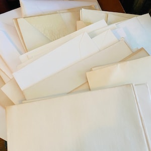 Sobres antiguos de color blanco envejecido, surtido de tamaños variados, bolsillos, diarios, cartas, papelería, material efímero