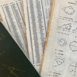 Könnte beinhalten: Eine Nahaufnahme eines alten Mathematik-Lehrbuchs, das auf einer Seite mit trigonometrischen Tabellen und geometrischen Formeln geöffnet ist. Die Seite ist durch das Alter vergilbt und hat handschriftliche Notizen in den Rändern. Der Text enthält die Begriffe "Sekante", "Kosekans", "Proportionale Teile" und "Geometrie".