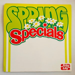 Puede incluir: Un cartel amarillo y verde con el texto "Spring Specials" en letras rojas. El cartel está decorado con margaritas blancas y tiene un logotipo de Frito-Lay en la esquina inferior derecha.