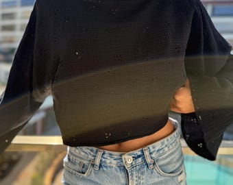 Blusa negra con ojales hecha a mano - Crop de muselina de algodón orgánico