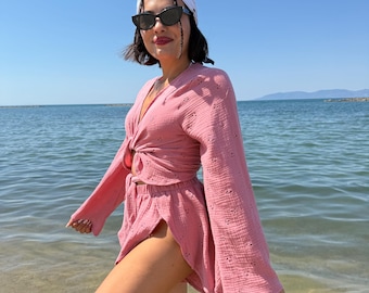 Set aus Bio-Baumwollmusselin: Zweiteiliges Outfit mit altrosafarbener Lochstickerei-Bluse und Shorts