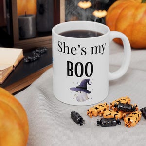 Shes My BOO - Süßer Geist Magier mit Zauberhut | Halloween Paar Becher, Gruseliges Geschenk, Niedliche Herbst Kaffeetasse
