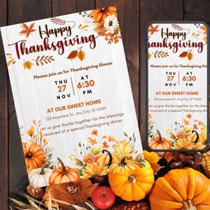 Puede incluir: Invitación de Acción de Gracias con la frase "Happy Thanksgiving" en una fuente decorativa. La invitación incluye la fecha, hora y lugar para una cena de Acción de Gracias, con ilustraciones de calabazas y hojas de otoño.