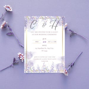 K&ouml;nnte beinhalten: Eine lila Hochzeitseinladung mit goldenem Rahmen und floralen Details. Die Einladung enth&auml;lt die Namen "C & H", das Datum "20. Juni 2025" und den Text "Sie sind eingeladen, Gast unserer Hochzeitszeremonie zu sein."