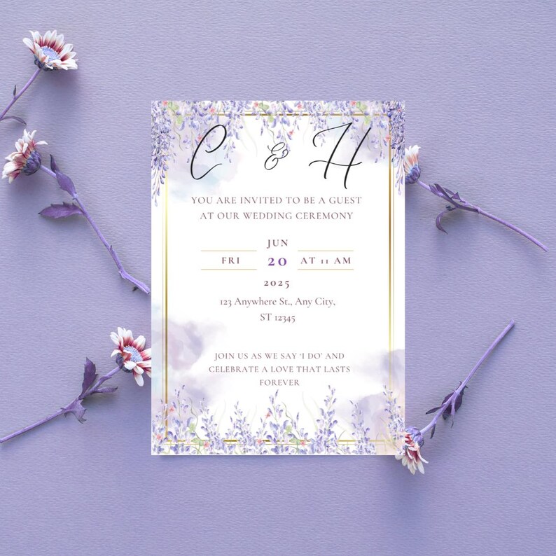 K&ouml;nnte beinhalten: Eine lila Hochzeitseinladung mit goldenem Rahmen und floralen Details. Die Einladung enth&auml;lt die Namen "C & H", das Datum "20. Juni 2025" und den Text "Sie sind eingeladen, Gast unserer Hochzeitszeremonie zu sein."
