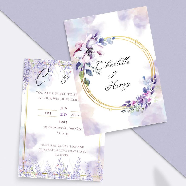 K&ouml;nnte beinhalten: Hochzeitseinladungskarten mit Aquarell-Blumendesigns in Lila-, Lavendel- und Goldt&ouml;nen. Die Karten zeigen die Namen "Charlotte y Henry" und Hochzeitsdetails. Das Design umfasst florale Akzente und elegante Schrift.