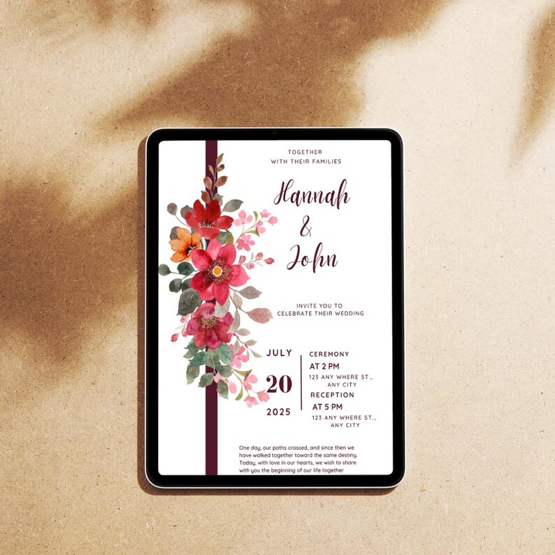 K&ouml;nnte beinhalten: Eine digitale Hochzeitseinladung auf einem Tablet. Die Einladung zeigt ein Blumendesign mit roten und orangen Blumen. Die Namen "Hannah & John" werden in einer Schreibschrift angezeigt, zusammen mit Datum, Uhrzeit und Ort der Zeremonie und des Empfangs.