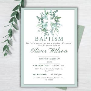 Puede incluir: Invitación de bautizo con borde verde claro. La invitación presenta la palabra "BAUTISMO", seguida de un texto que invita a los invitados a un bautizo. El nombre "Oliver Wilson" está centrado. Los detalles incluyen la fecha, la hora y los lugares de la celebración y la recepción.