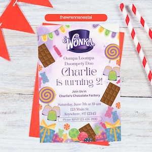 以下が含まれることがあります： 鮮やかなウォンカをテーマにした招待状。招待状には「Wonka」、「チャーリーは2歳！」というテキストとイベントの詳細が記載されています。デザインにはチョコレートバー、お菓子、紫色のシルクハットが含まれています。