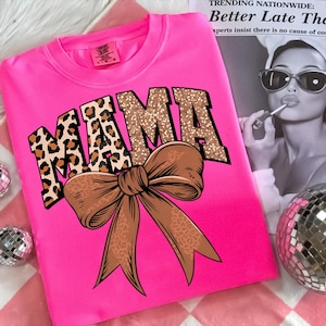 Mamá moderna PNG, sublimación de letras de cereza con estampado de leopardo y cuadros, diseño retro de camiseta para mamá, mamá neón PNG, diseños divertidos de camisetas para mamá para mujer