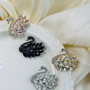 Swan brooch, black swan, high-end crystal brooch, elegant and fashionable high-end brooch, coat clothing accessories