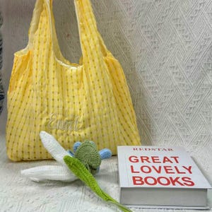 Nueva bolsa de chaleco a cuadros hueca DIY, personalización de nombre bordado, bolsa de lona de alta gama, refrescante y delgada, simple y portátil.