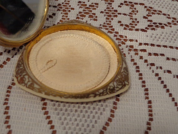 Triangle Powder Compact - Bakelite Powder Compact - 2… - Gem