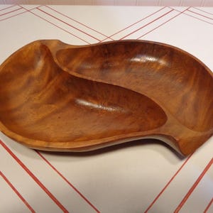 Aus Holz geschnitzte geteilte Schale oder Schüssel - Echte Monkey-Pod Holzschale -
