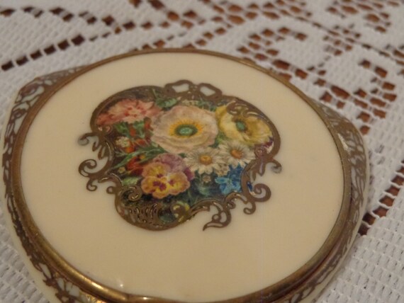 Triangle Powder Compact - Bakelite Powder Compact - 2… - Gem