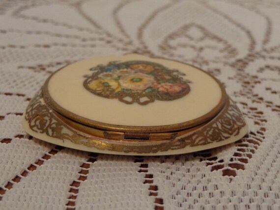 Triangle Powder Compact - Bakelite Powder Compact - 2… - Gem