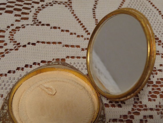 Triangle Powder Compact - Bakelite Powder Compact - 2… - Gem