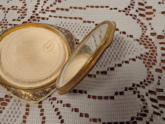 Triangle Powder Compact - Bakelite Powder Compact - 2… - Gem