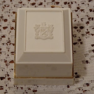 Vintage presentationsringask av Alsten Company - Vit och guldfärgad celluloidringask - 21-332
