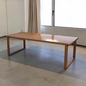 Tavolo da pranzo in legno massello, mobile rustico moderno in tronchi, venature naturali, design spazioso
