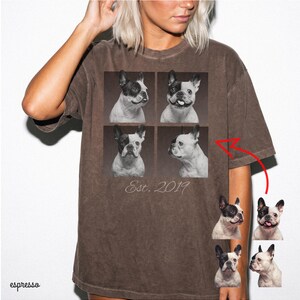 Puede incluir: Una camiseta marrón de manga corta con un estampado gráfico de cuatro retratos en blanco y negro de un Bulldog Francés dispuestos en cuadrícula. Debajo, el texto "Est. 2019" está impreso en cursiva. La palabra "espresso" aparece abajo a la izquierda.