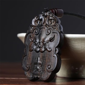 Pendentif artisanal en bois sculpté : breloque rustique pour collier
