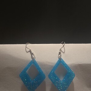 Pendientes brillantes de color azul brillante.