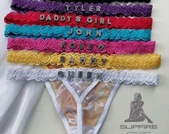 Calcinha fio dental personalizada, calcinha fio dental com nome personalizado, calcinha fio dental com nome e pingentes dourados, roupa íntima feminina personalizada, presentes para o Dia dos Namorados