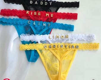 Calcinha fio dental personalizada com nome, roupa íntima personalizada, personalize calcinhas com pingentes dourados.