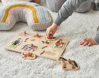 Peut inclure: Un puzzle en bois d'animaux de la ferme avec un message personnalisé qui dit "Happy 2nd Birthday Milo! Love Auntie Lucy & Uncle Ron". Les pièces du puzzle comprennent un fermier, un cochon, une vache, un cheval, un chien et un chat.