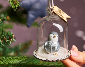 Bauble de pingouin de Noël personnalisé du premier bébé