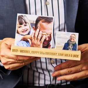 Könnte beinhalten: Ein Holz-Bilderrahmen mit drei Fächern für Fotos. Der Rahmen hat eine personalisierte Inschrift mit dem Text "1972 - Michael, Herzlichen Glückwunsch zum 50. Geburtstag. Liebe Mila & Jack".