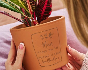 Personlig blomkrukapresent till mors dag – Graverad terrakottakruka | Blomkruka